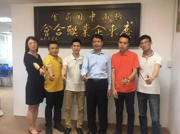 越南廣東商會(huì)會(huì)長(zhǎng)徐豐培（左四）